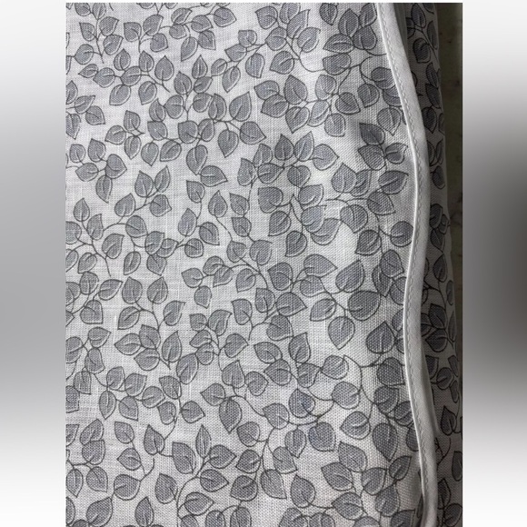 Matouk Margot Oblong Italian 
Floral Printed Linen‎ Tablecloth 70" x 90"
Silver - Picture 1 of 7